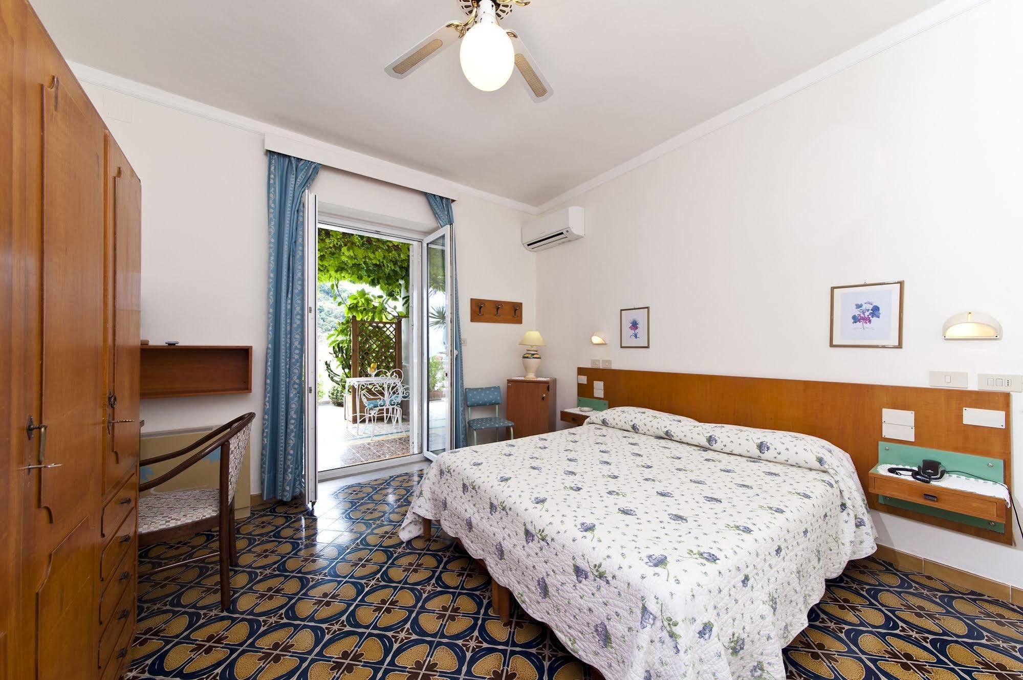 Hotel La Palma Sant'Angelo  エクステリア 写真